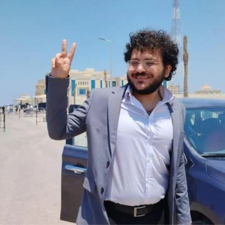 Patrick Zaki rifiuta il volo di Stato per tornare in Italia, il ministro Crosetto: «Bene, così risparmiamo pure»