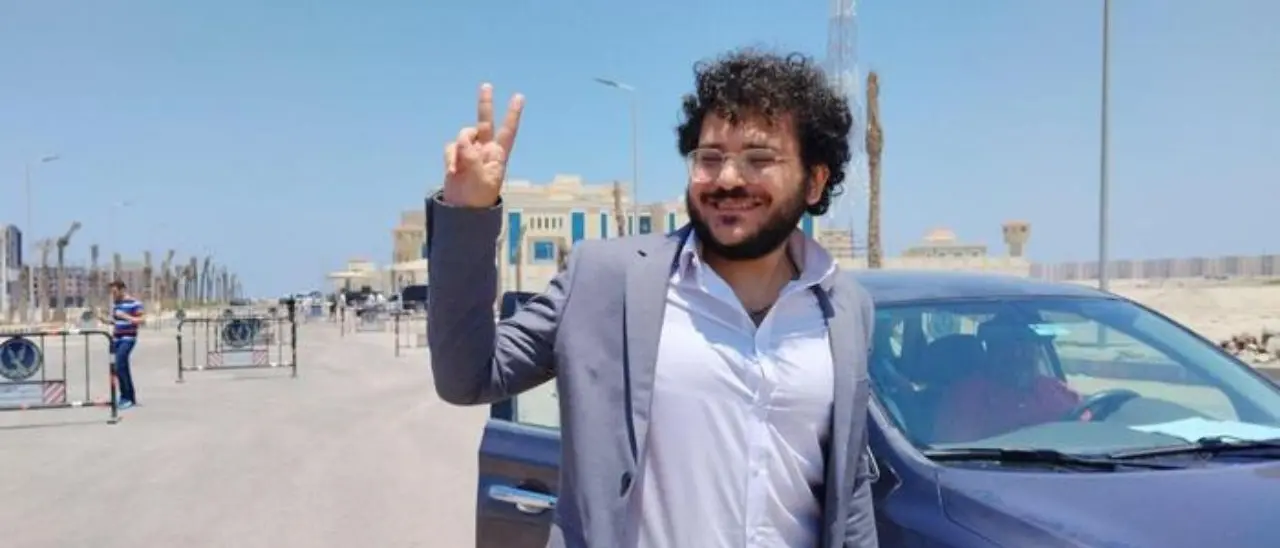 Patrick Zaki rifiuta il volo di Stato per tornare in Italia, il ministro Crosetto: «Bene, così risparmiamo pure»