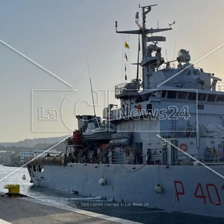 Migranti, altre 500 persone sbarcano a Reggio Calabria provenienti da Lampedusa a bordo della nave militare Cassiopea