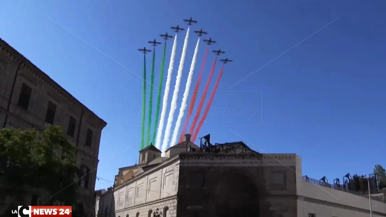 Le frecce tricolori pronte a solcare i cieli calabresi: l’evento a Catanzaro per i 100 anni dell’Aeronautica militare