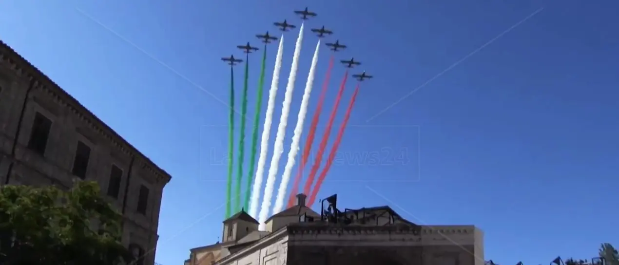Le frecce tricolori pronte a solcare i cieli calabresi: l’evento a Catanzaro per i 100 anni dell’Aeronautica militare