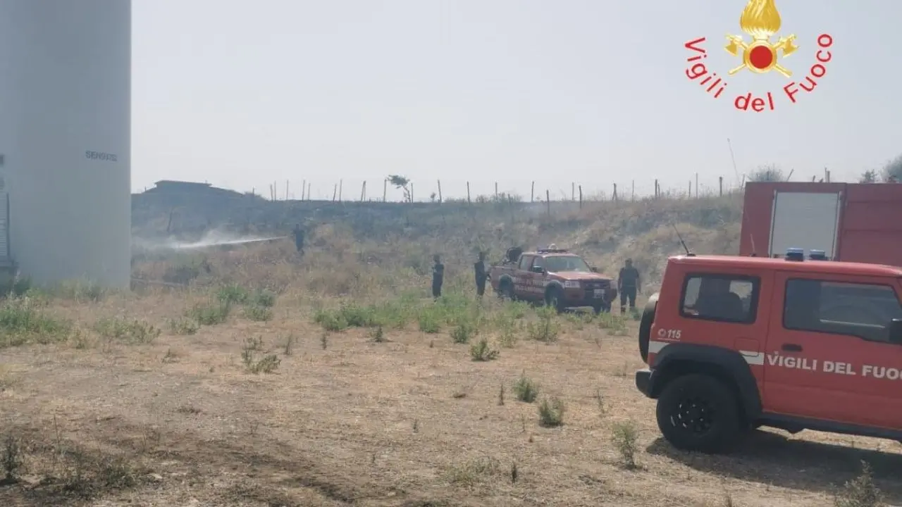 Emergenza incendi, trentaquattro roghi in Calabria: vigili del fuoco in azione