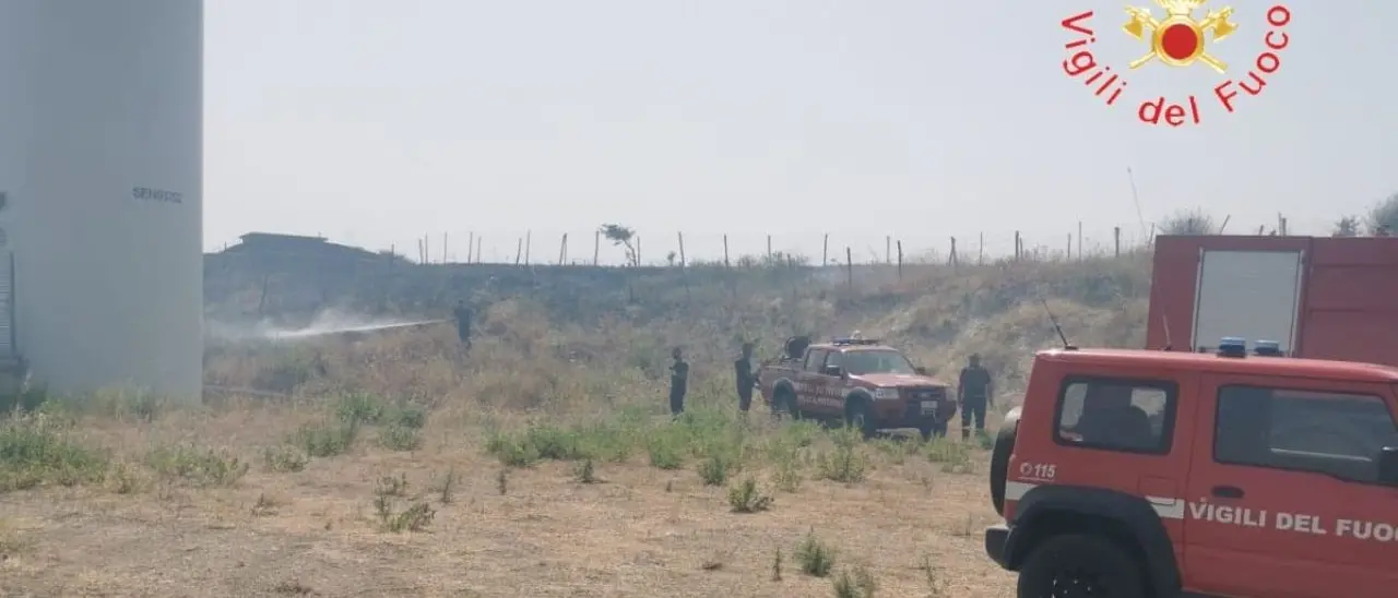 Emergenza incendi, trentaquattro roghi in Calabria: vigili del fuoco in azione