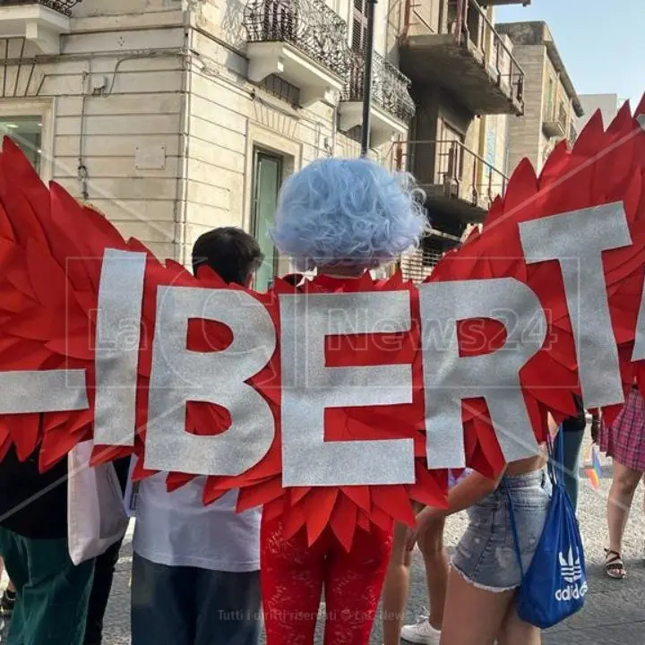 Il Pride colora Reggio Calabria: il corteo dei diritti sfila lungo Corso Garibaldi