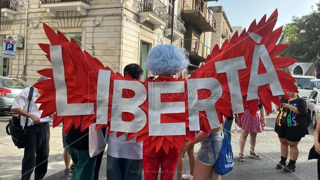 Il Pride colora Reggio Calabria: il corteo dei diritti sfila lungo Corso Garibaldi