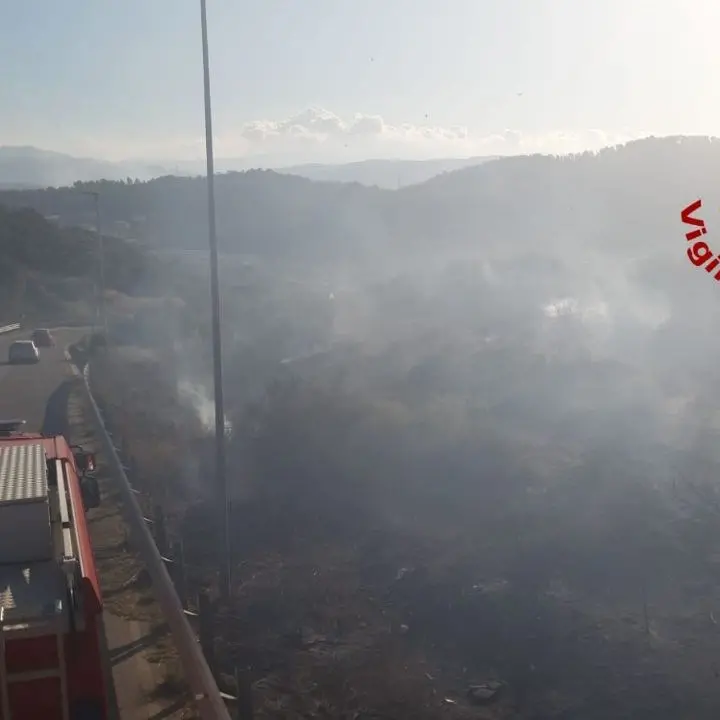 Incendio a Soverato, vigili del fuoco al lavoro. Interrotta la linea ferroviaria