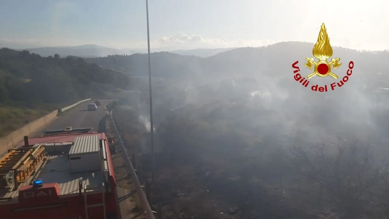 Incendio a Soverato, vigili del fuoco al lavoro. Interrotta la linea ferroviaria