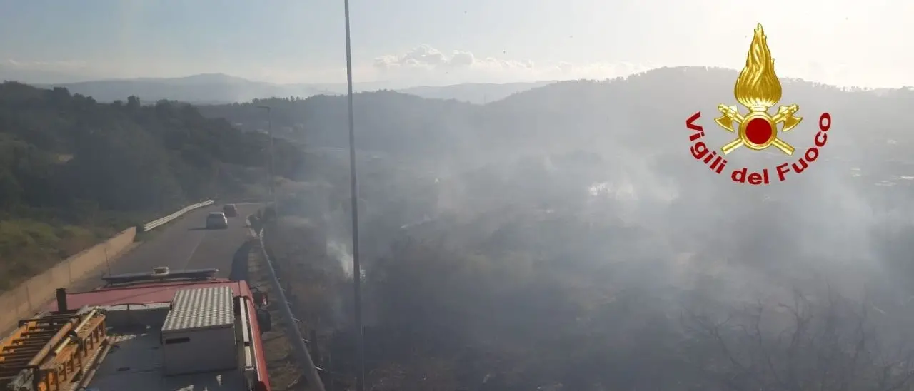 Incendio a Soverato, vigili del fuoco al lavoro. Interrotta la linea ferroviaria