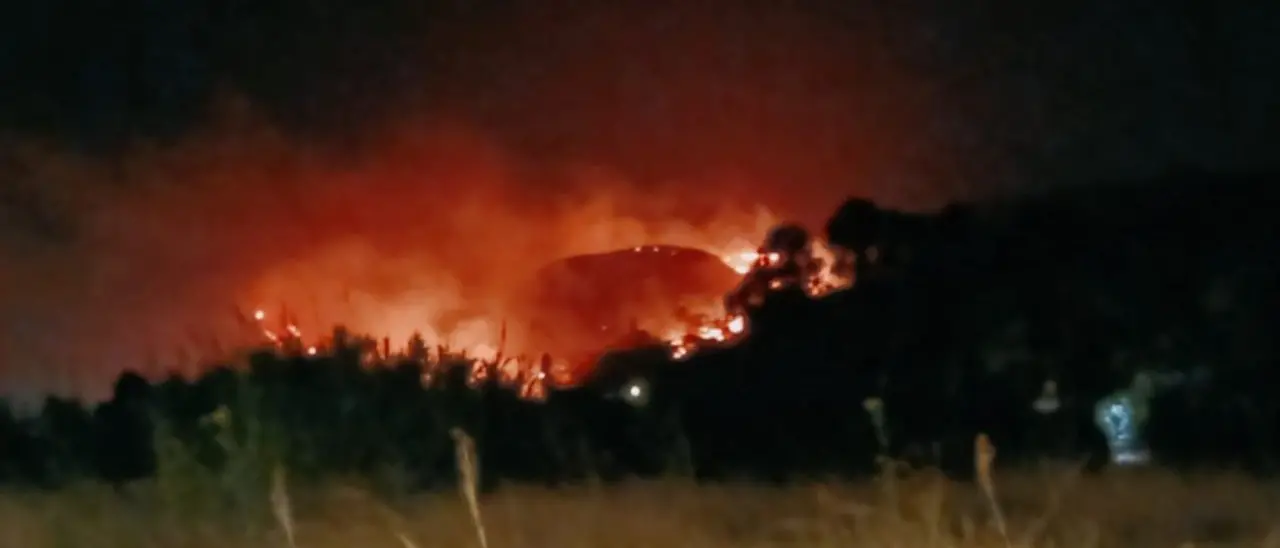 Emergenza incendi, squadre di vigili del fuoco da altre regioni per soccorrere la Calabria in fiamme