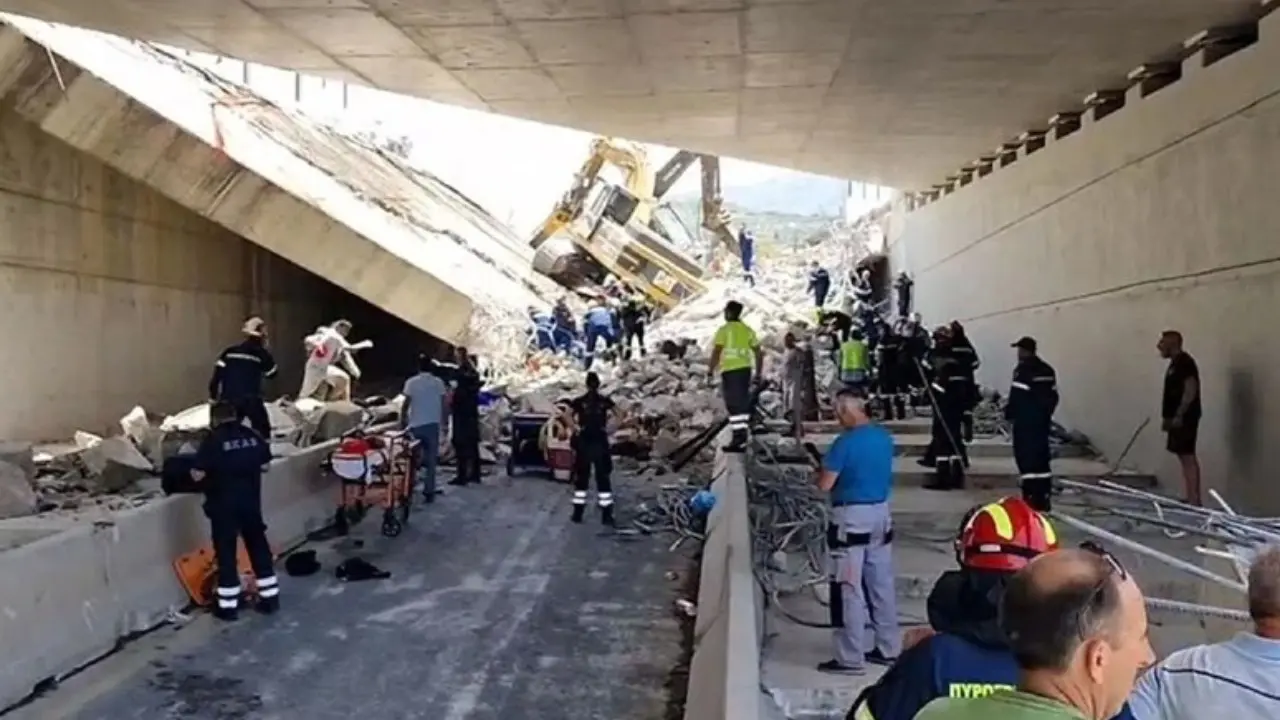 Tragedia in Grecia, crolla un ponte vicino a Patrasso: un morto e due dispersi