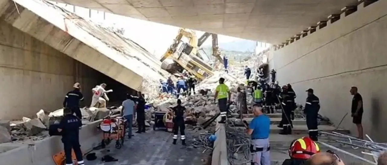 Tragedia in Grecia, crolla un ponte vicino a Patrasso: un morto e due dispersi