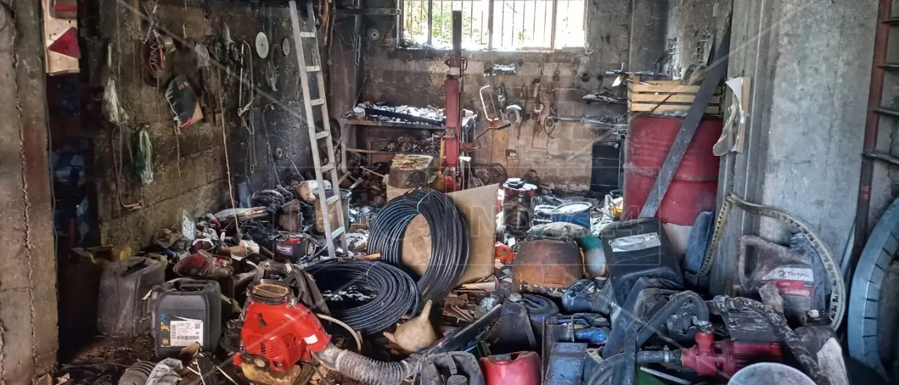 Palazzo in fiamme nel Reggino, carabiniere sfida il fuoco e salva una 92enne intrappolata nel suo appartamento