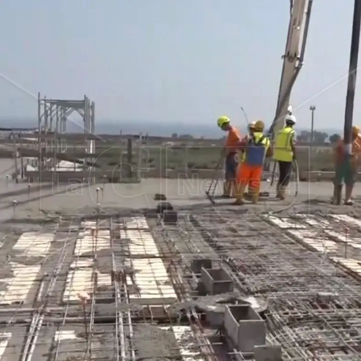 Incidente sul lavoro nei cantieri dell’ospedale della Sibaritide, operaio cade da un’impalcatura: è grave