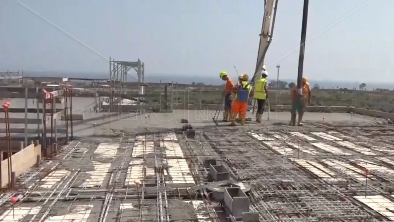 Incidente sul lavoro nei cantieri dell’ospedale della Sibaritide, operaio cade da un’impalcatura: è grave