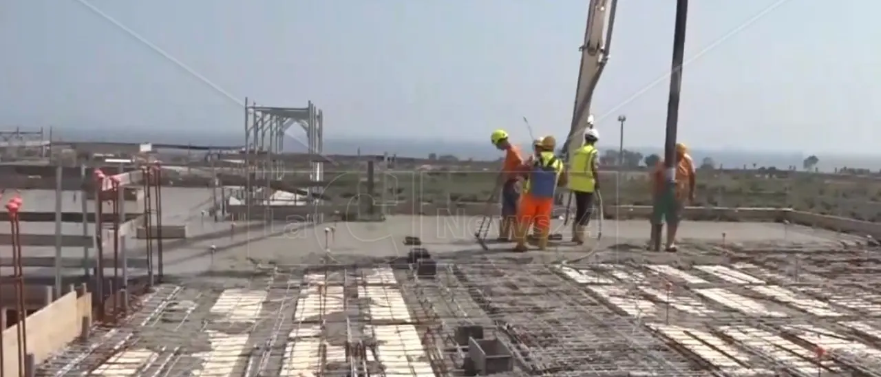 Incidente sul lavoro nei cantieri dell’ospedale della Sibaritide, operaio cade da un’impalcatura: è grave