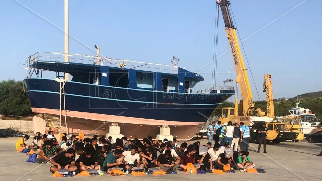 Roccella Jonica, nuovo sbarco di migranti: soccorse 91 persone