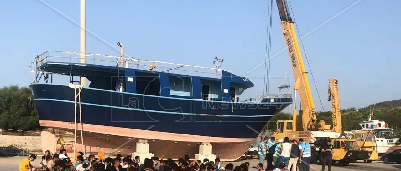 Roccella Jonica, nuovo sbarco di migranti: soccorse 91 persone