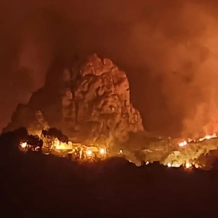 Pentedattilo che brucia è il fallimento di un’intera regione: cronaca di un weekend di incendi e rabbia