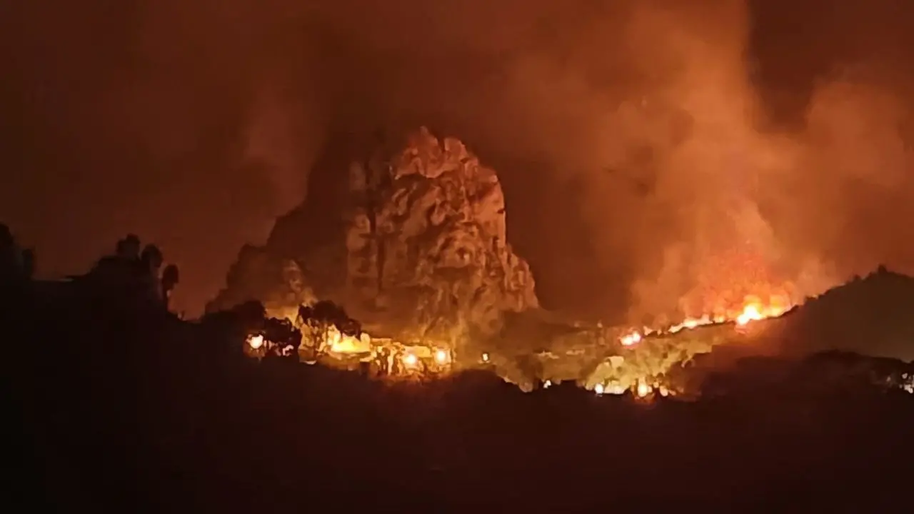 Pentedattilo che brucia è il fallimento di un’intera regione: cronaca di un weekend di incendi e rabbia