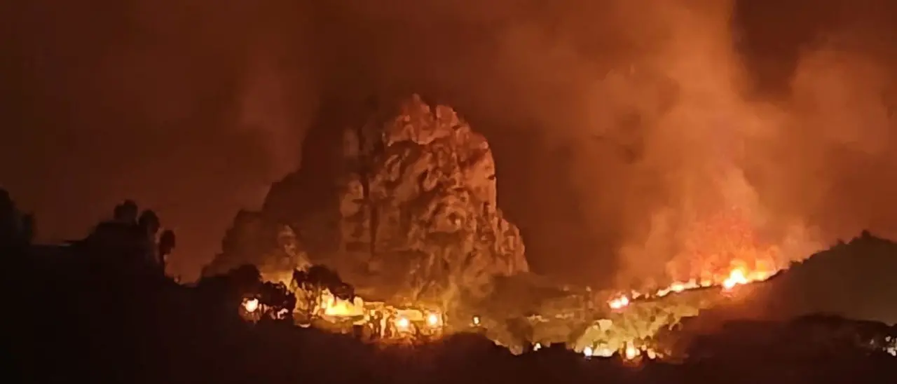 Pentedattilo che brucia è il fallimento di un’intera regione: cronaca di un weekend di incendi e rabbia