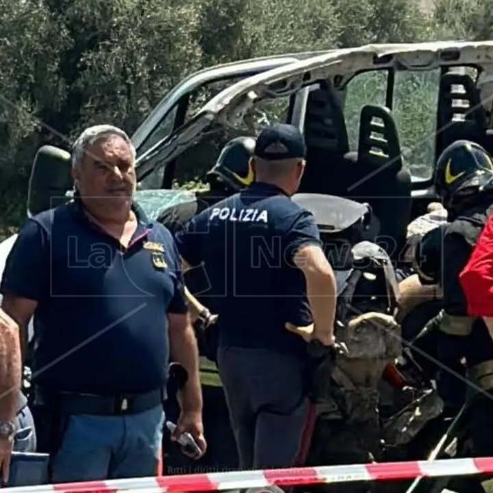 Ennesimo incidente sulla statale 106, un morto e un ferito grave nello scontro tra un furgone e un tir