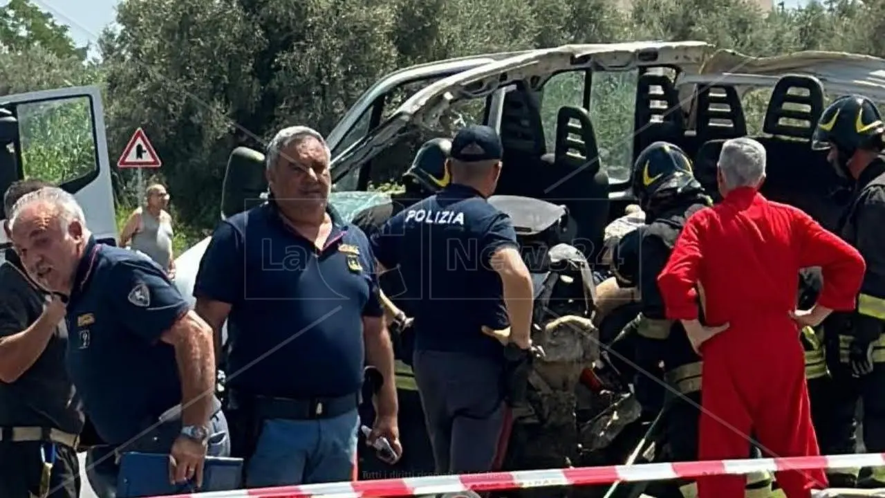 Ennesimo incidente sulla statale 106, un morto e un ferito grave nello scontro tra un furgone e un tir