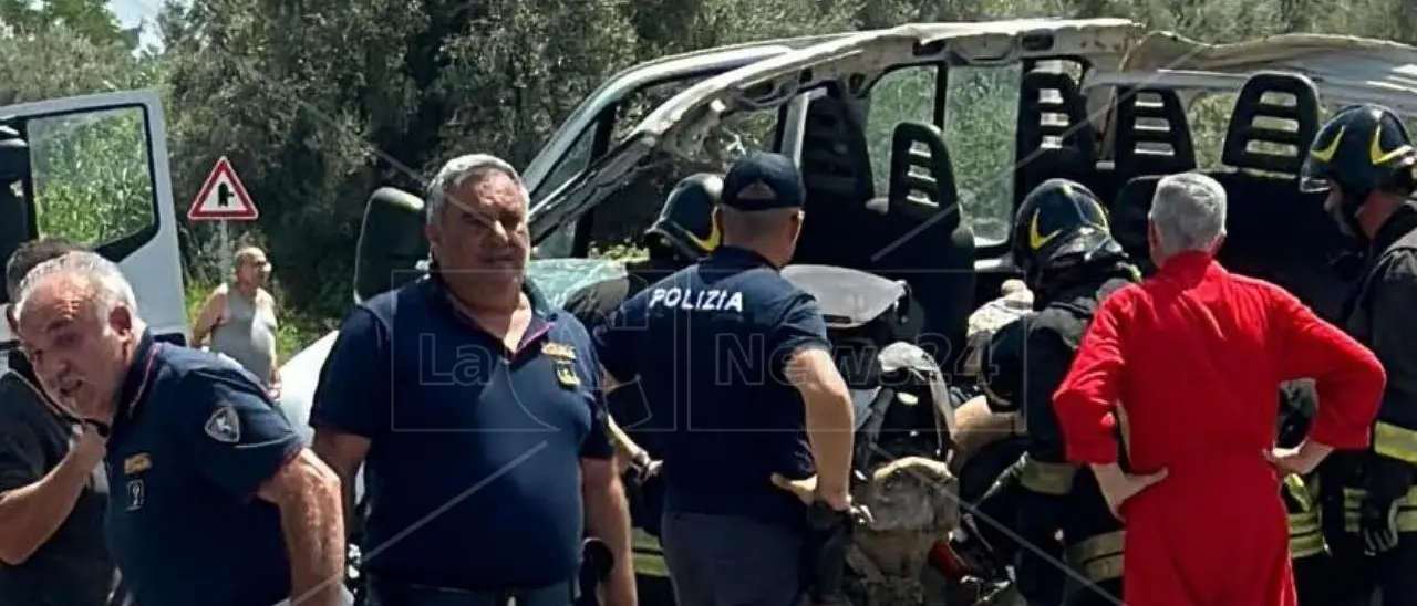 Ennesimo incidente sulla statale 106, un morto e un ferito grave nello scontro tra un furgone e un tir