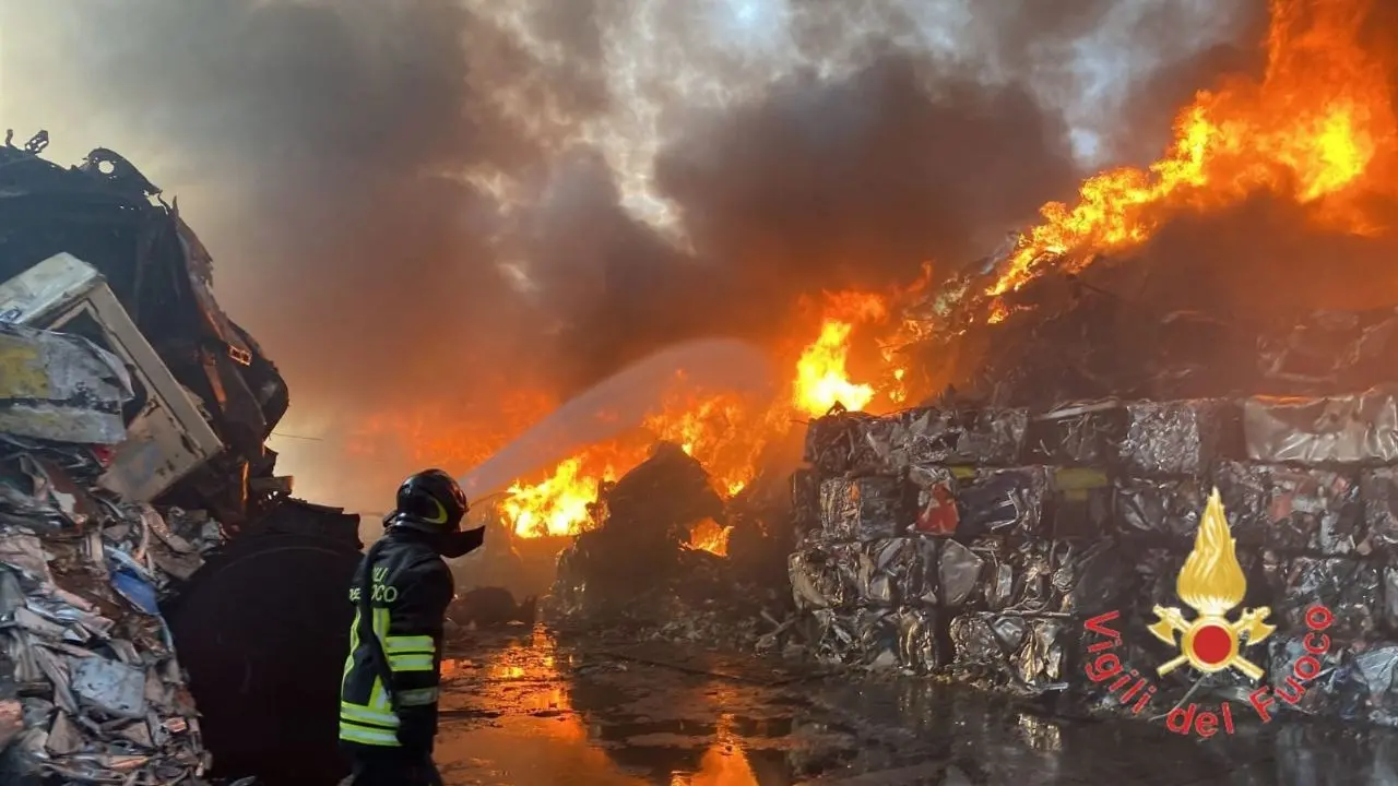 Calabria nella morsa degli incendi, le fiamme travolgono anche un’azienda reggina di rifiuti