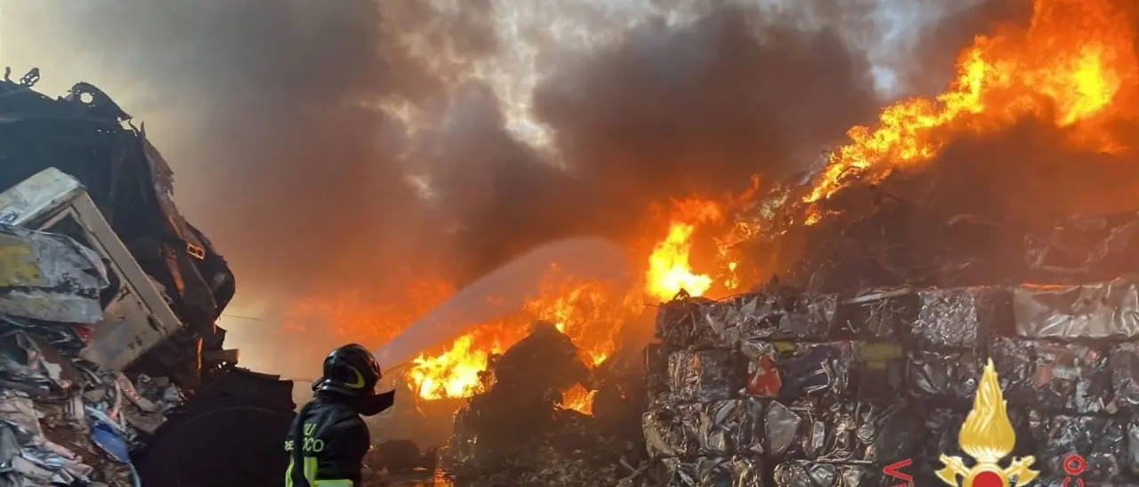 Calabria nella morsa degli incendi, le fiamme travolgono anche un’azienda reggina di rifiuti