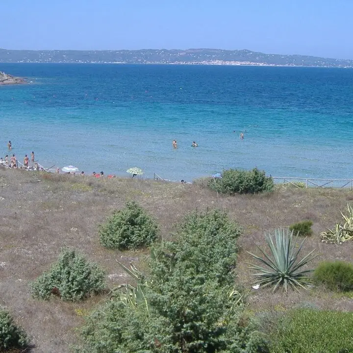 Tornano nella loro casa al mare e trovano una stanza in meno: i vicini gliel’hanno “rubata”