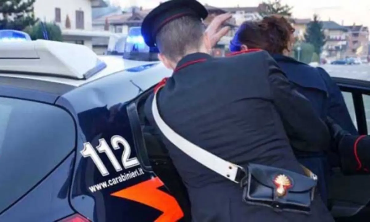 Tenta di strangolare con una corda un anziano nel Crotonese: arrestato 44enne