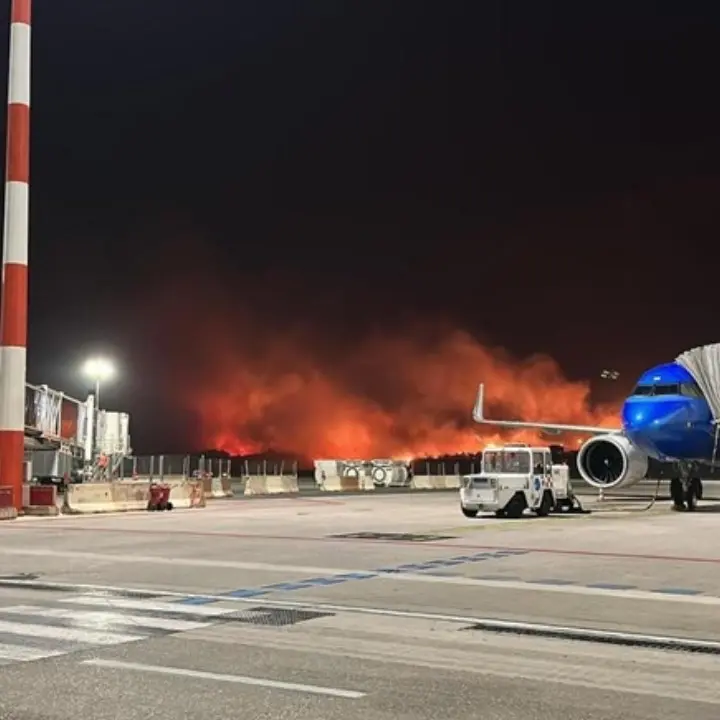 Incendi in Sicilia, Palermo nella morsa del fuoco: chiuso l’aeroporto. A San Martino delle Scale muore una donna