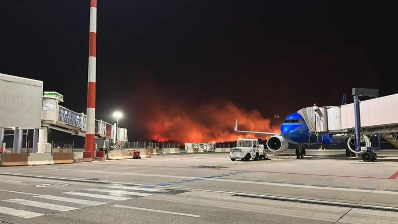 Incendi in Sicilia, Palermo nella morsa del fuoco: chiuso l’aeroporto. A San Martino delle Scale muore una donna