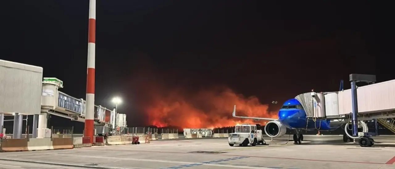 Incendi in Sicilia, Palermo nella morsa del fuoco: chiuso l’aeroporto. A San Martino delle Scale muore una donna