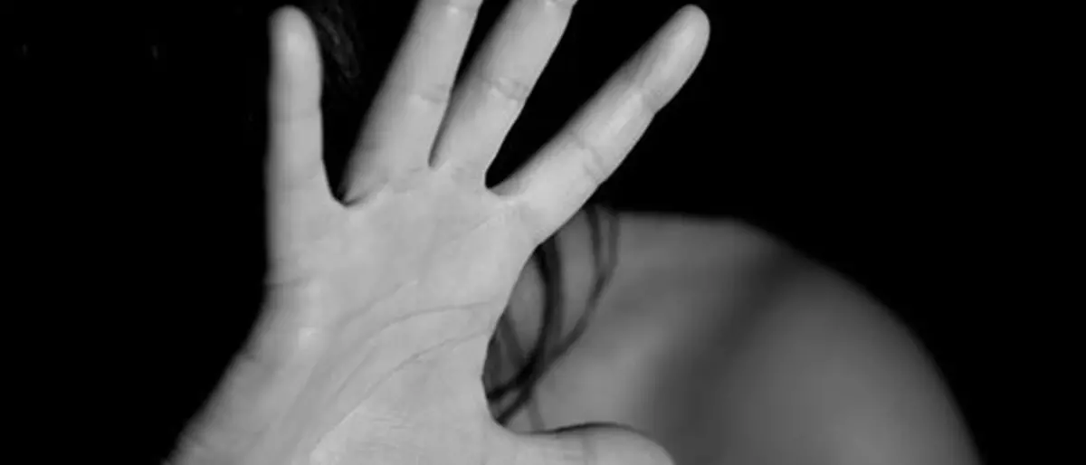 Cirò Marina, offre un passaggio a una ragazza ma durante il tragitto la violenta: arrestato un 22enne