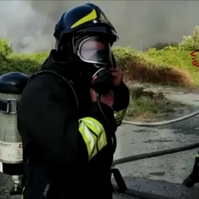 Incendi in Calabria, la Cgil: «Vigili del fuoco allo stremo, manca il personale e garantire i turni è un miracolo»