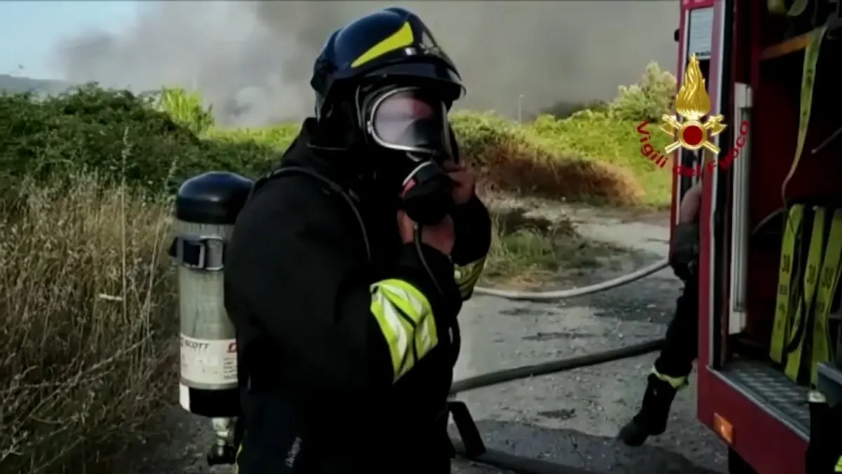 Incendi in Calabria, la Cgil: «Vigili del fuoco allo stremo, manca il personale e garantire i turni è un miracolo»