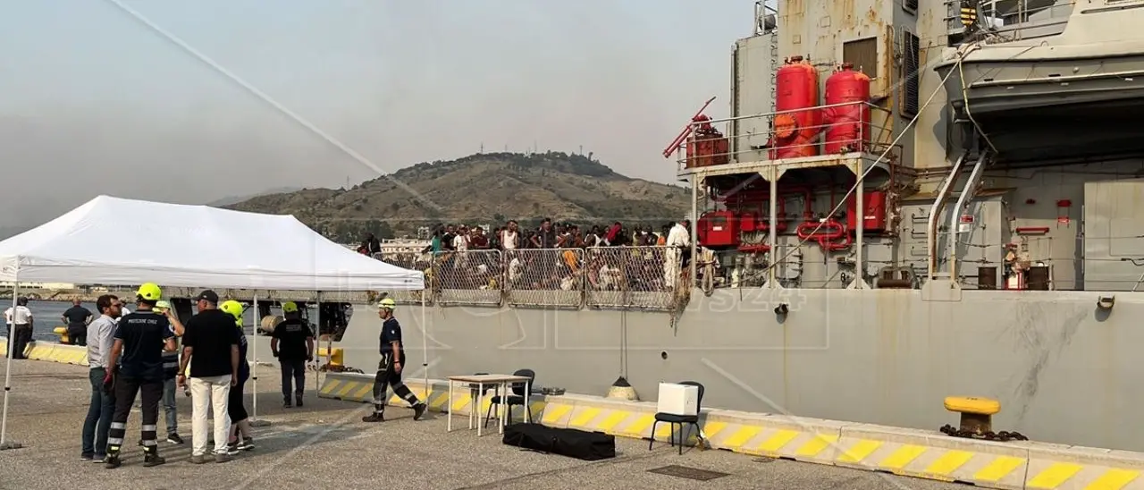 Reggio Calabria, in porto la nave Cassiopea: sbarcati 500 migranti provenienti da Lampedusa