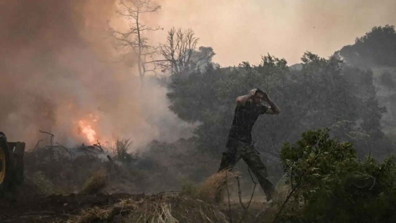 Incendi in Grecia, ancora roghi a Corfù e Rodi: evacuate oltre 2.500 persone