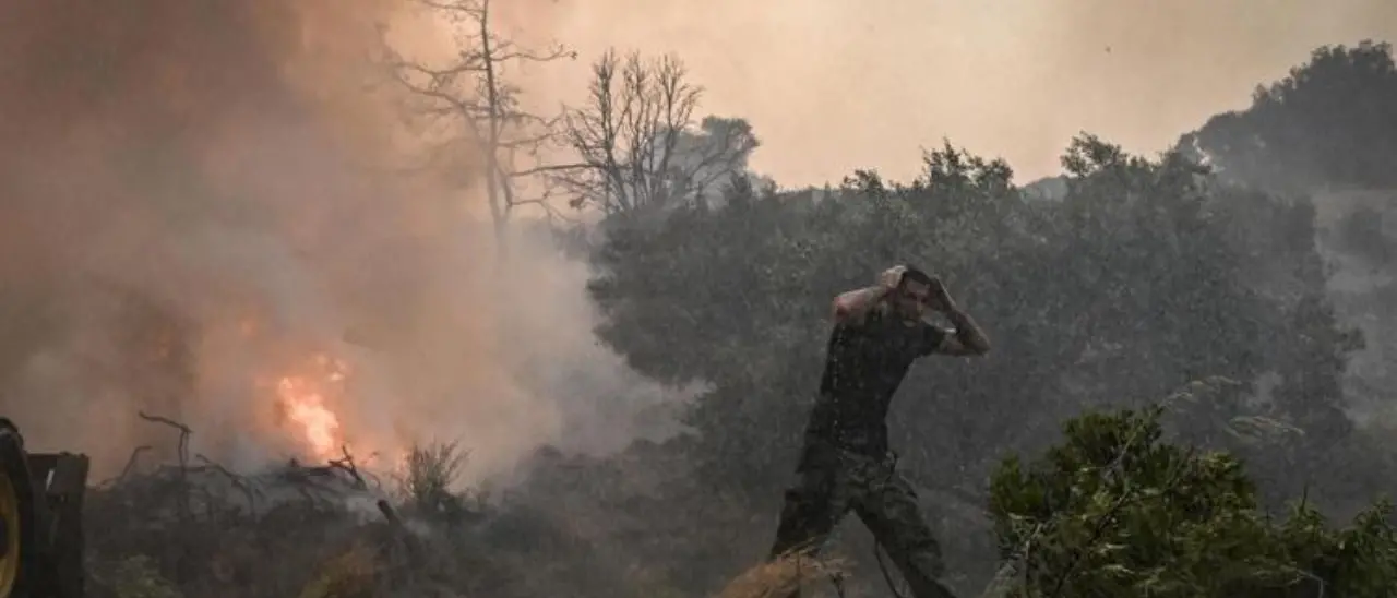 Incendi in Grecia, ancora roghi a Corfù e Rodi: evacuate oltre 2.500 persone
