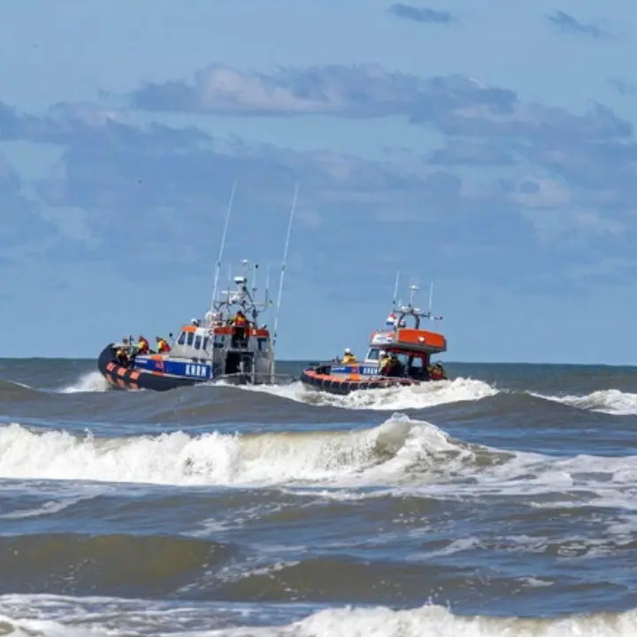 Tragedia al largo delle coste olandesi, scoppia un incendio a bordo di una nave cargo: almeno un morto