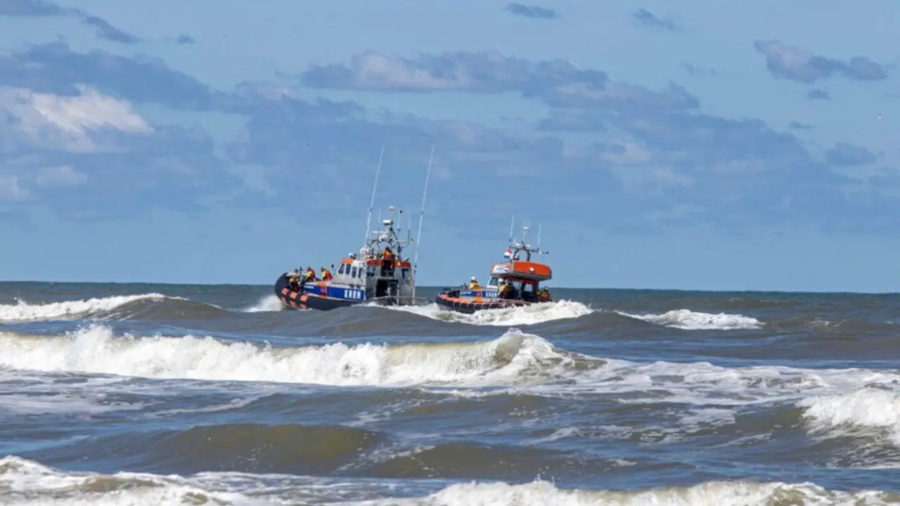 Tragedia al largo delle coste olandesi, scoppia un incendio a bordo di una nave cargo: almeno un morto