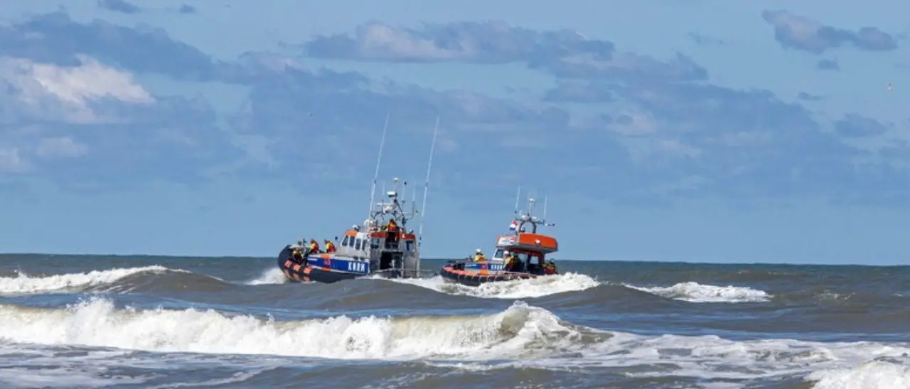 Tragedia al largo delle coste olandesi, scoppia un incendio a bordo di una nave cargo: almeno un morto
