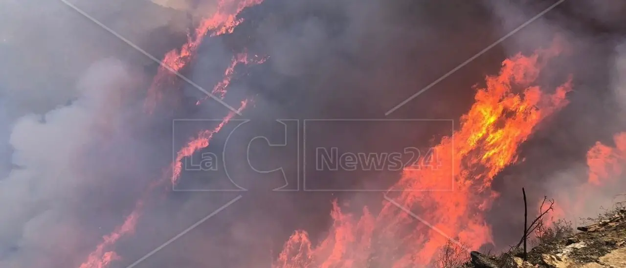 Incendi nel Crotonese, case e auto distrutte dalle fiamme: iniziata la conta dei danni