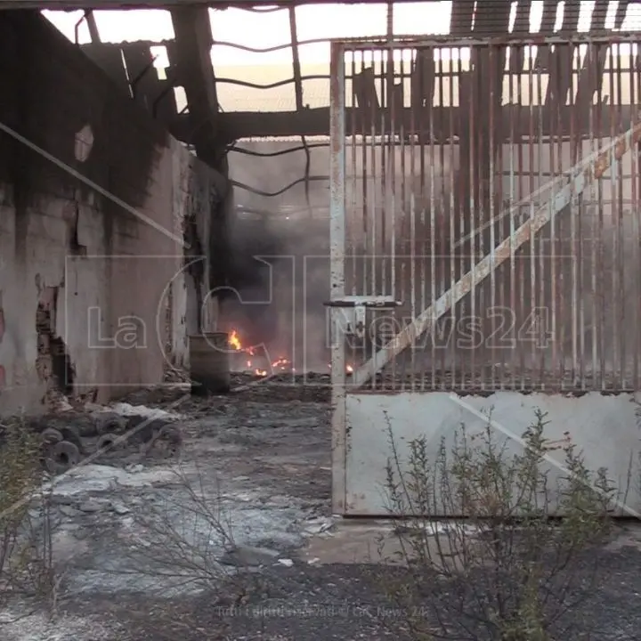 Crotone, fiamme nella zona industriale. Voce: «I valori della qualità dell’aria sono nella norma»