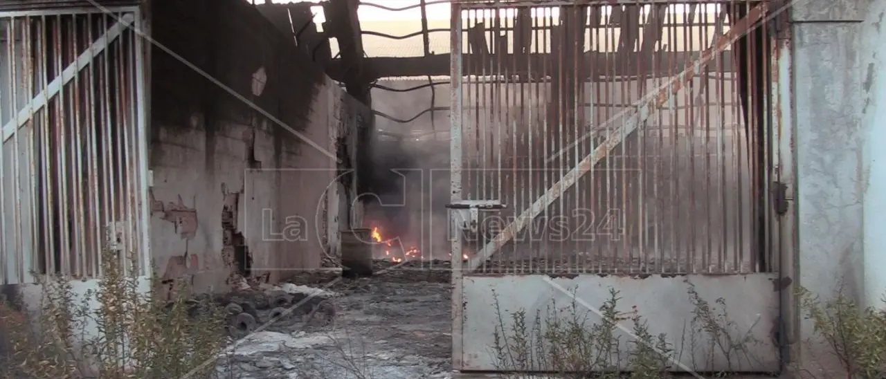 Crotone, fiamme nella zona industriale. Voce: «I valori della qualità dell’aria sono nella norma»