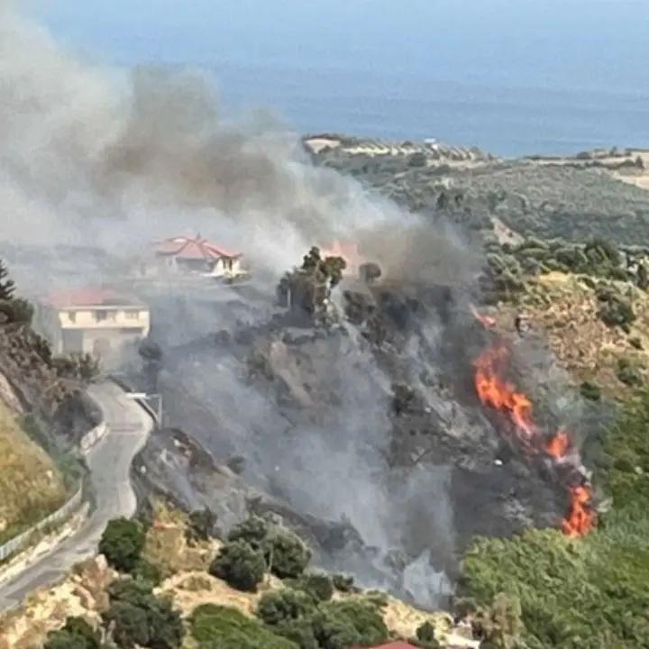 Incendi nel Crotonese, carabinieri salvano sei persone dalle fiamme a Strongoli