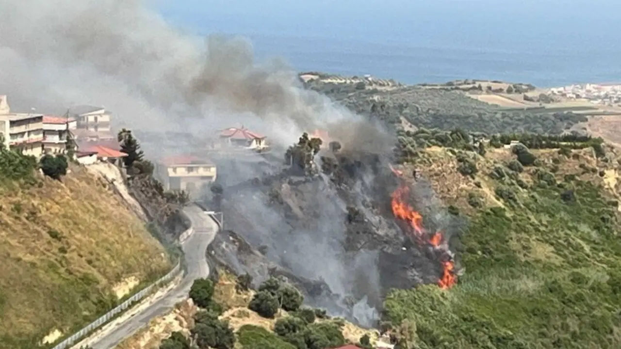 Incendi nel Crotonese, carabinieri salvano sei persone dalle fiamme a Strongoli