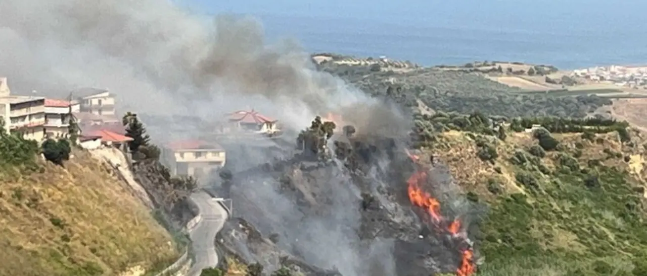 Incendi nel Crotonese, carabinieri salvano sei persone dalle fiamme a Strongoli