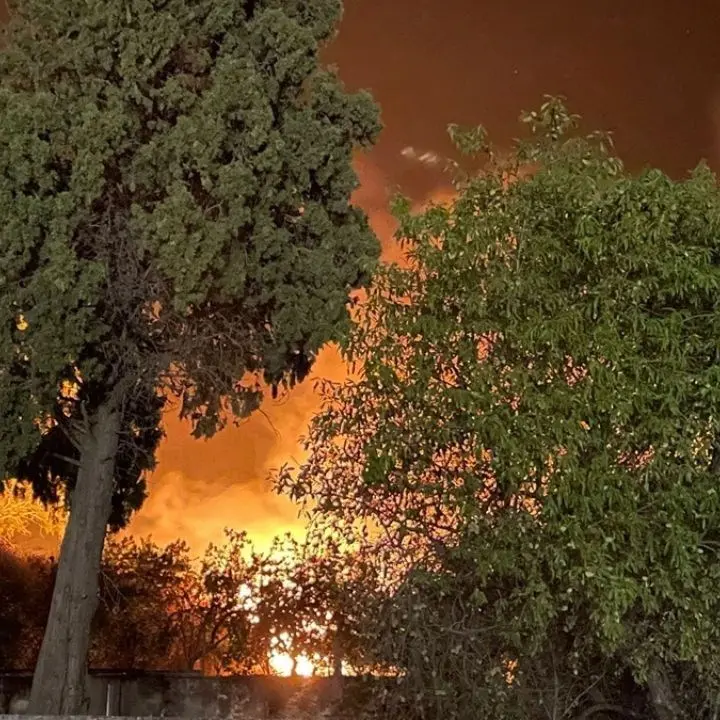 Cardeto flagellata dagli incendi, la rabbia del sindaco: «Soccorsi insufficienti, senza i residenti oggi piangeremmo più vittime»